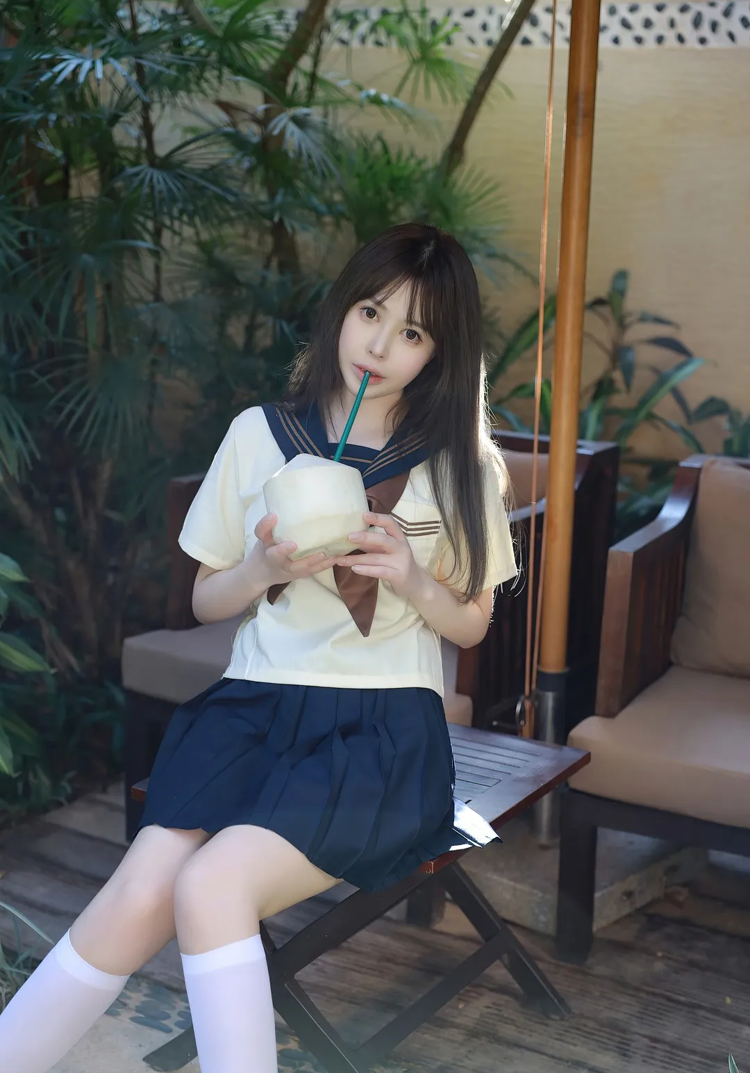摄影作品与系列图集归档 女性人物穿校园风服装坐在室内植物环境中的摄影画面