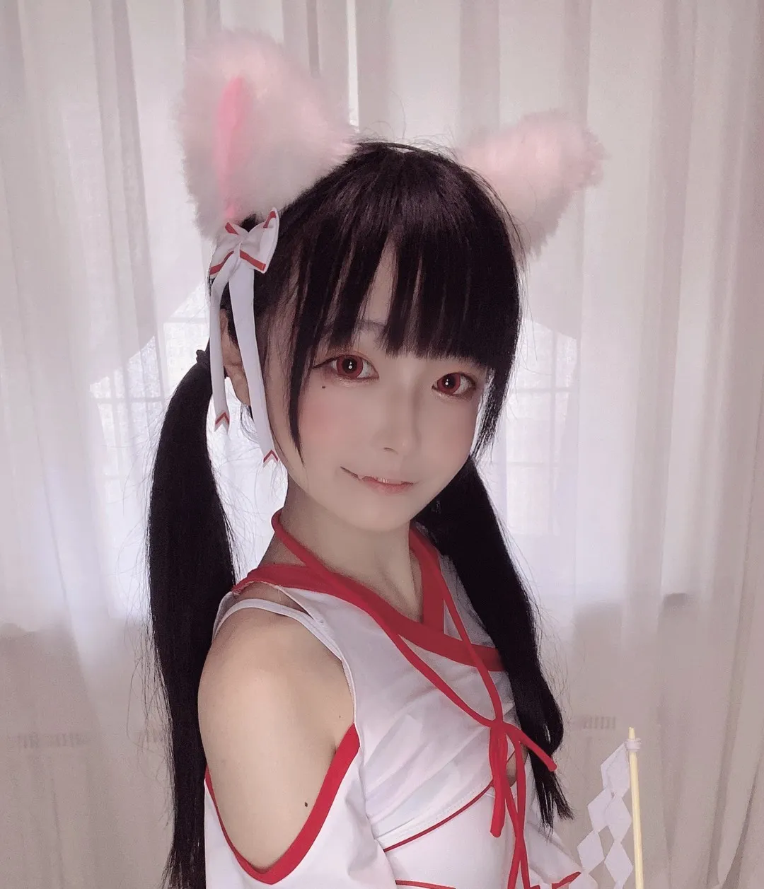 Cosplay写真与视觉作品归档 白色红色元素角色服装照片,室内窗边环境