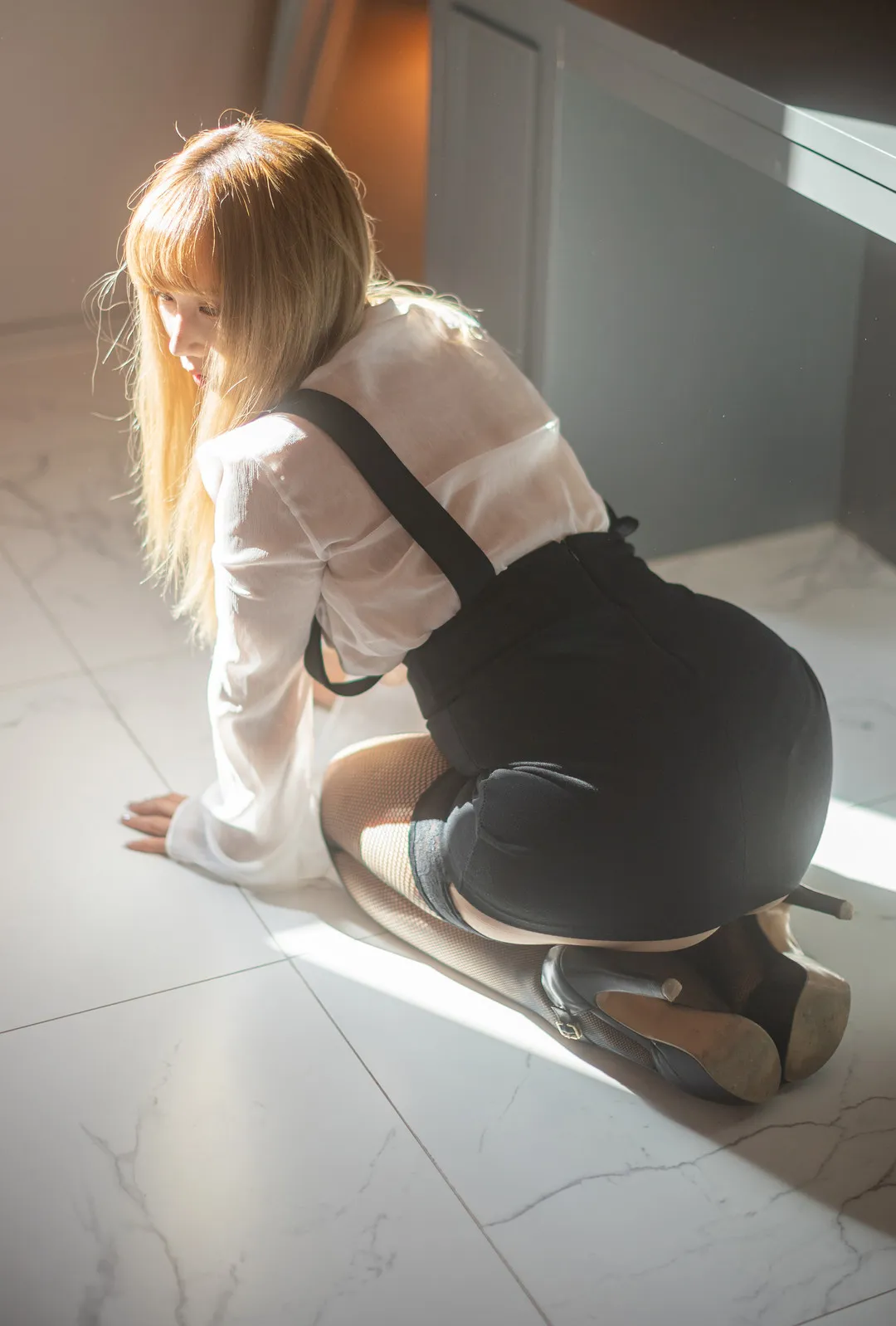摄影系列与作品目录归档 浅色上衣与黑色服装室内摄影