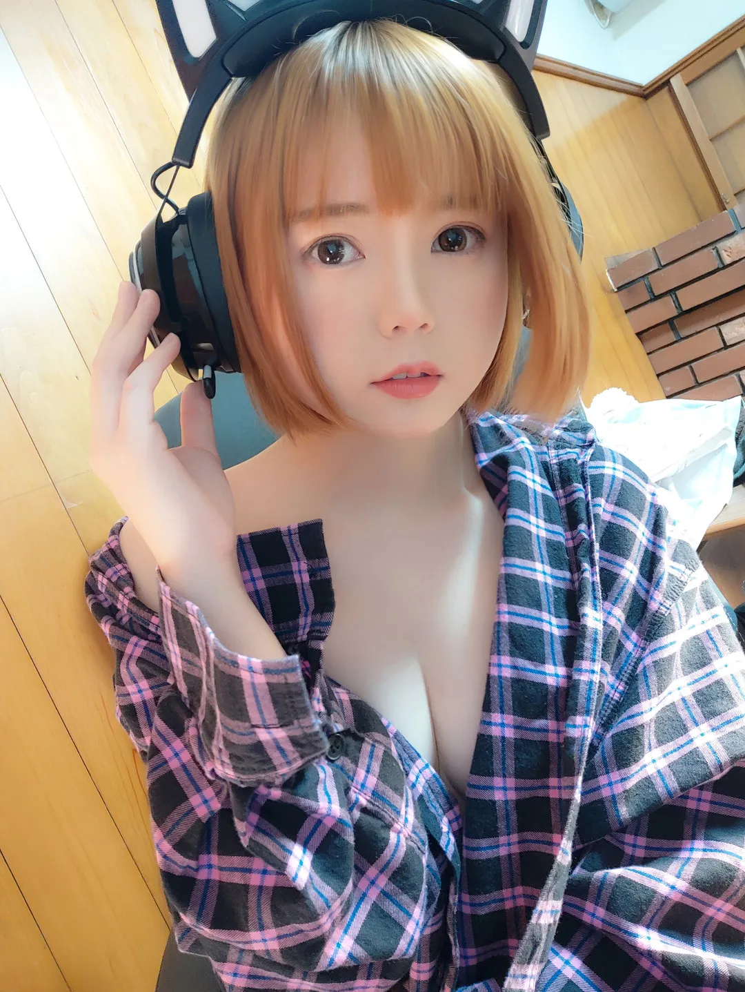 摄影系列作品归档整理 佩戴耳机与格纹服装近景照片