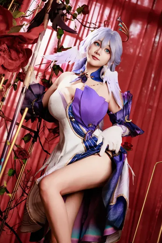 Cosplay写真与视觉作品归档 白发幻想角色Cosplay照片,红色背景与紫色服装搭配