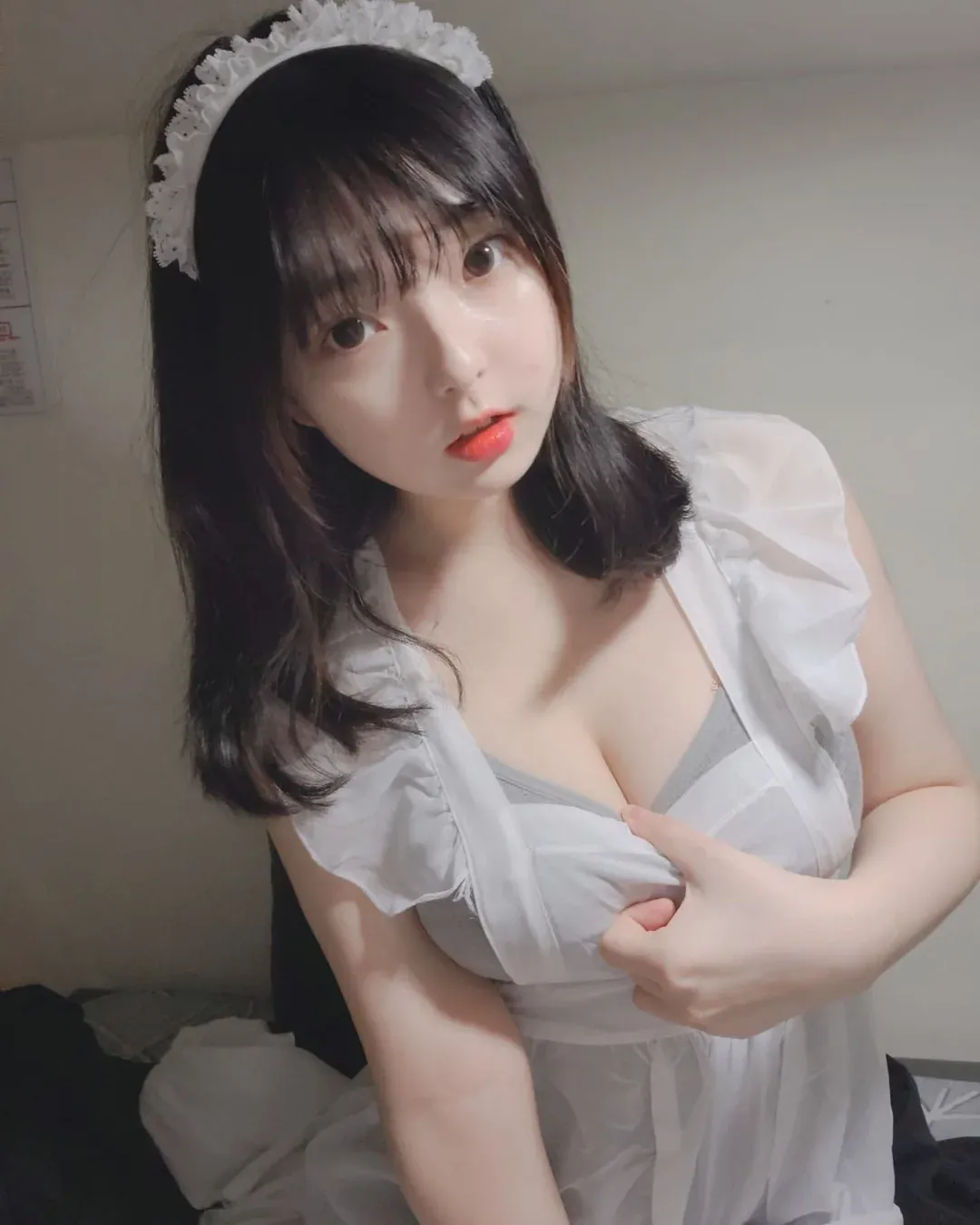 摄影系列作品归档 穿白色主题服装搭配头饰的室内照片