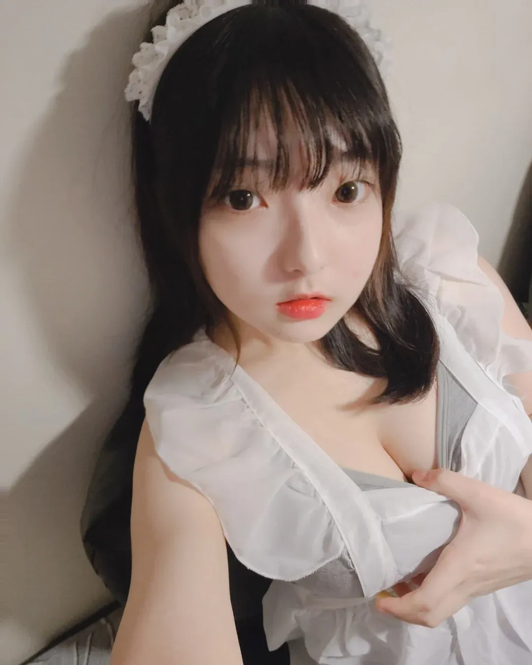 摄影系列作品归档 白色服装造型室内近景照片