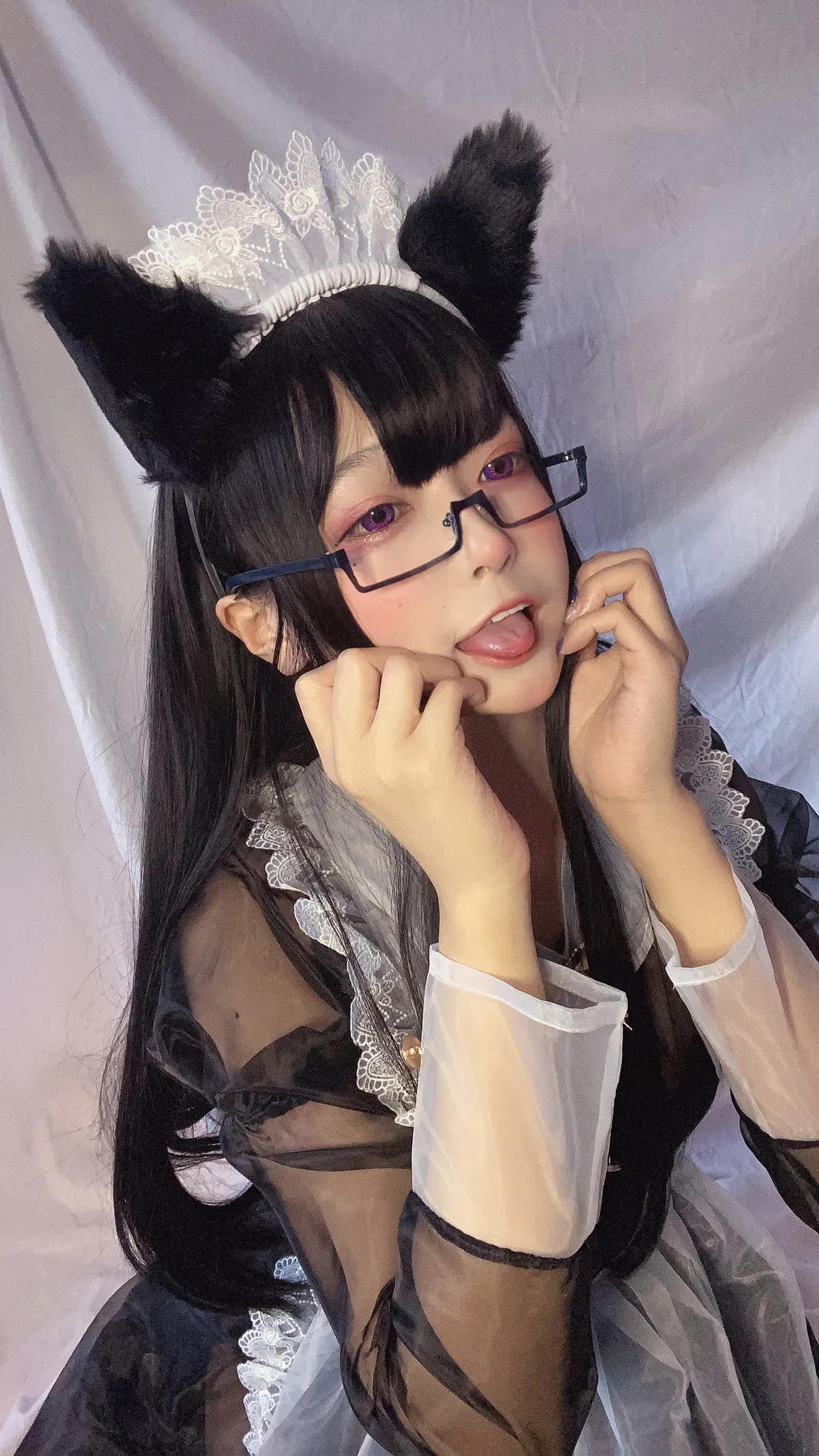 Cosplay写真与视觉作品归档 黑色猫耳角色造型照片，浅色背景环境