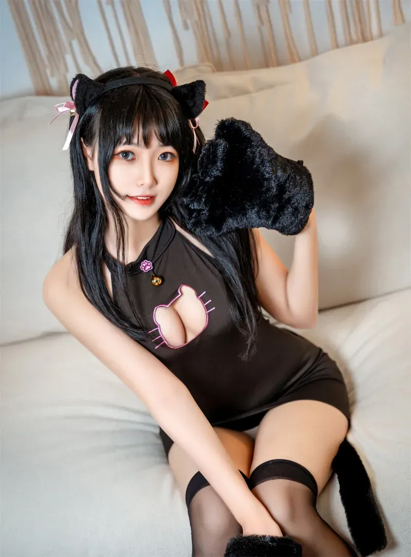 COS写真作品归档与视觉系列整理 浅色服装室内姿态写真