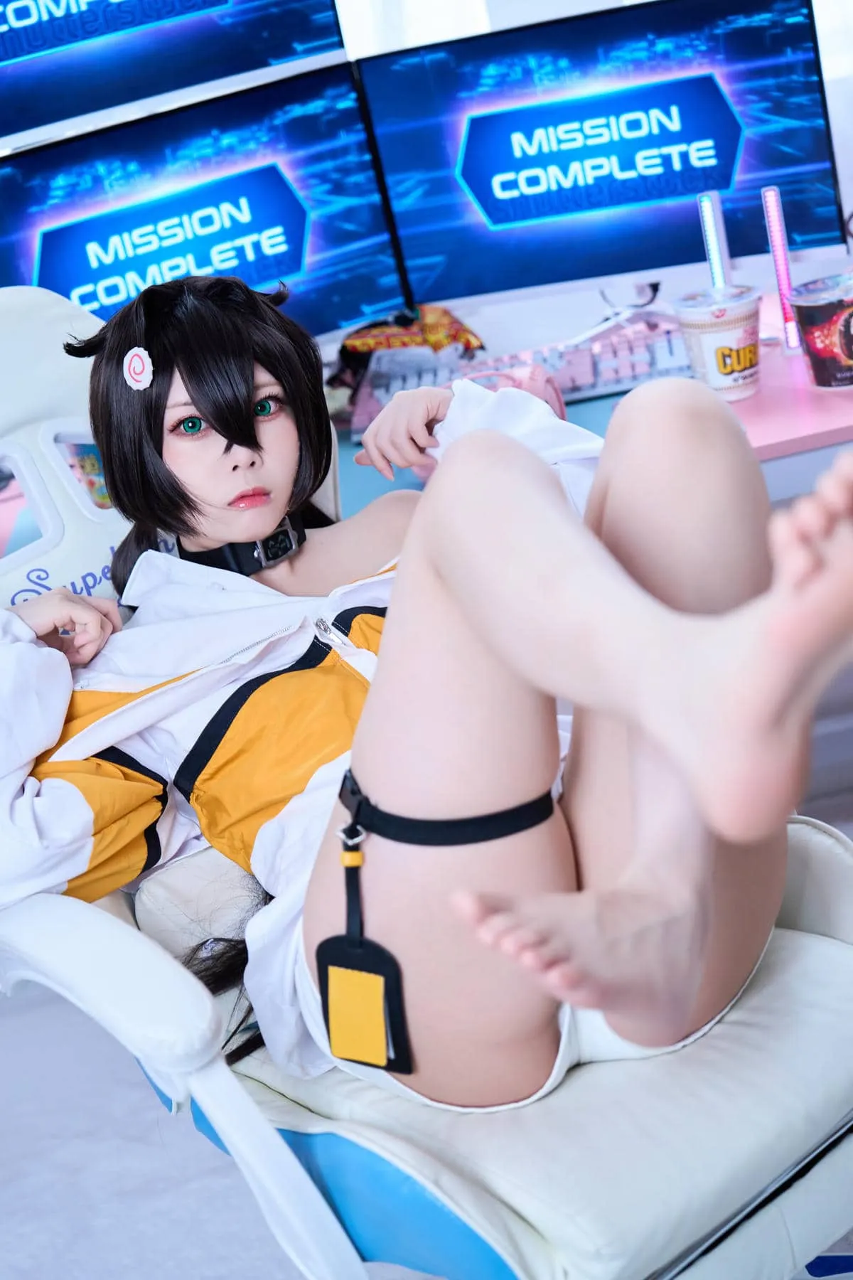 摄影系列与COS作品整理归档 黑发角色服装搭配科技背景的摄影照片
