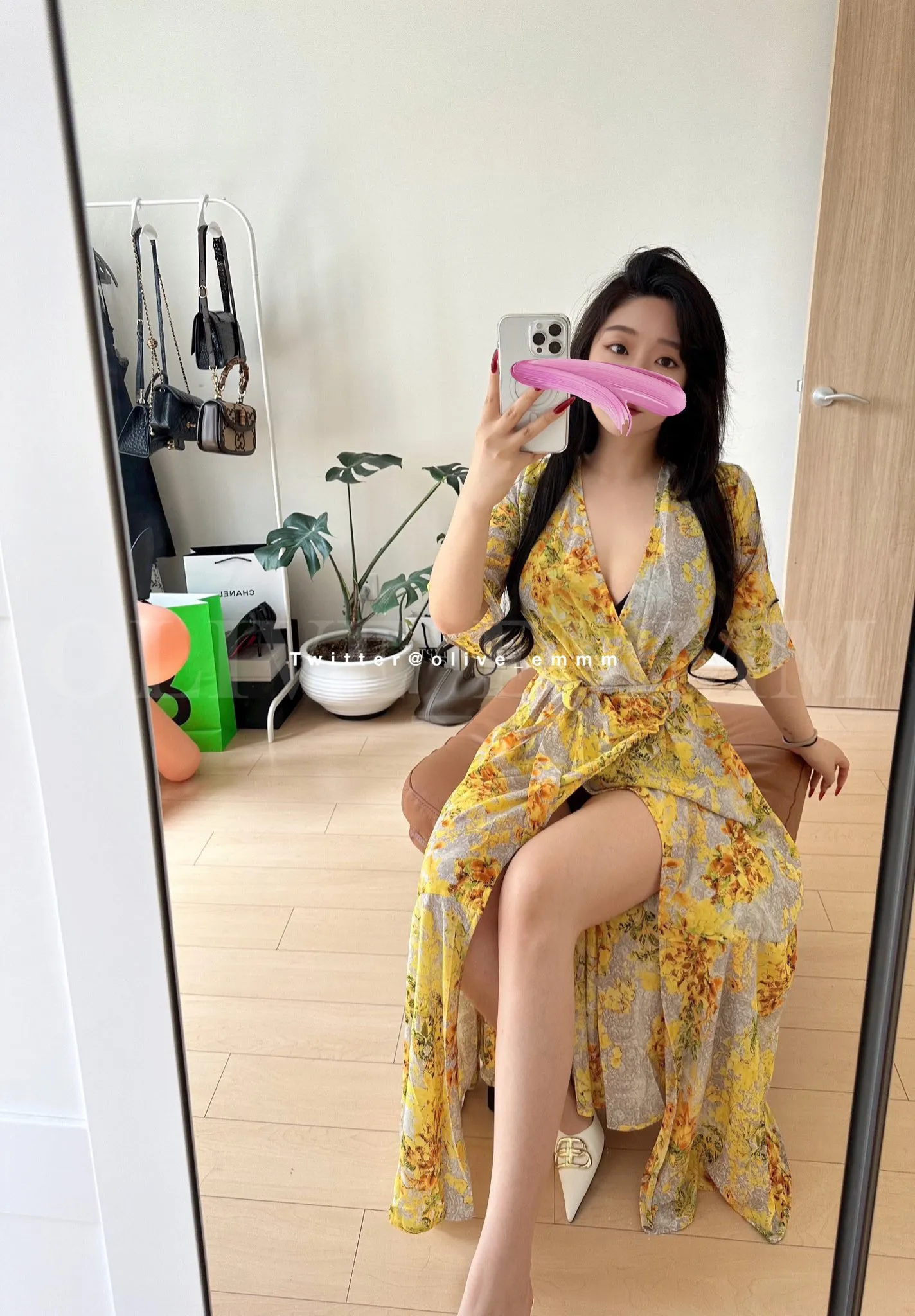 写真图集与作品整理归档 黄色印花服装坐姿自拍照片
