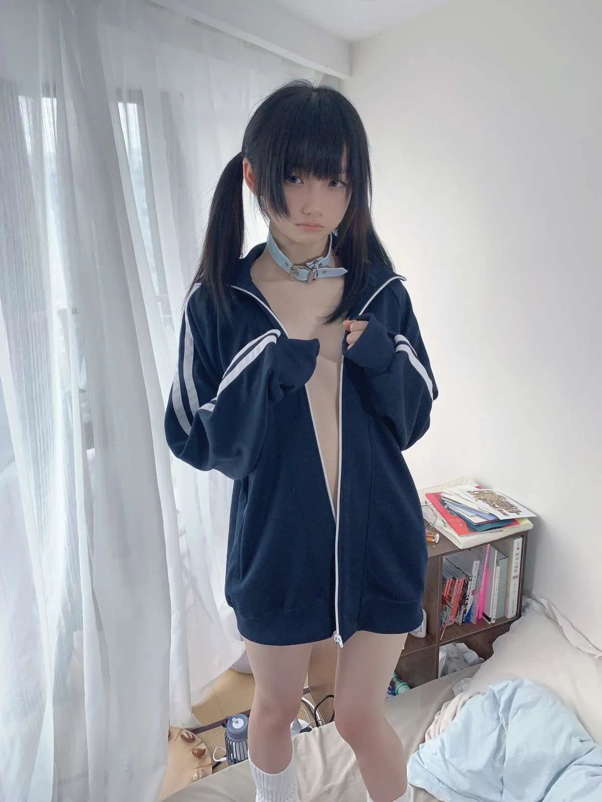 cosplay 写真视觉图集归档 穿深色外套站立于室内空间的造型照片