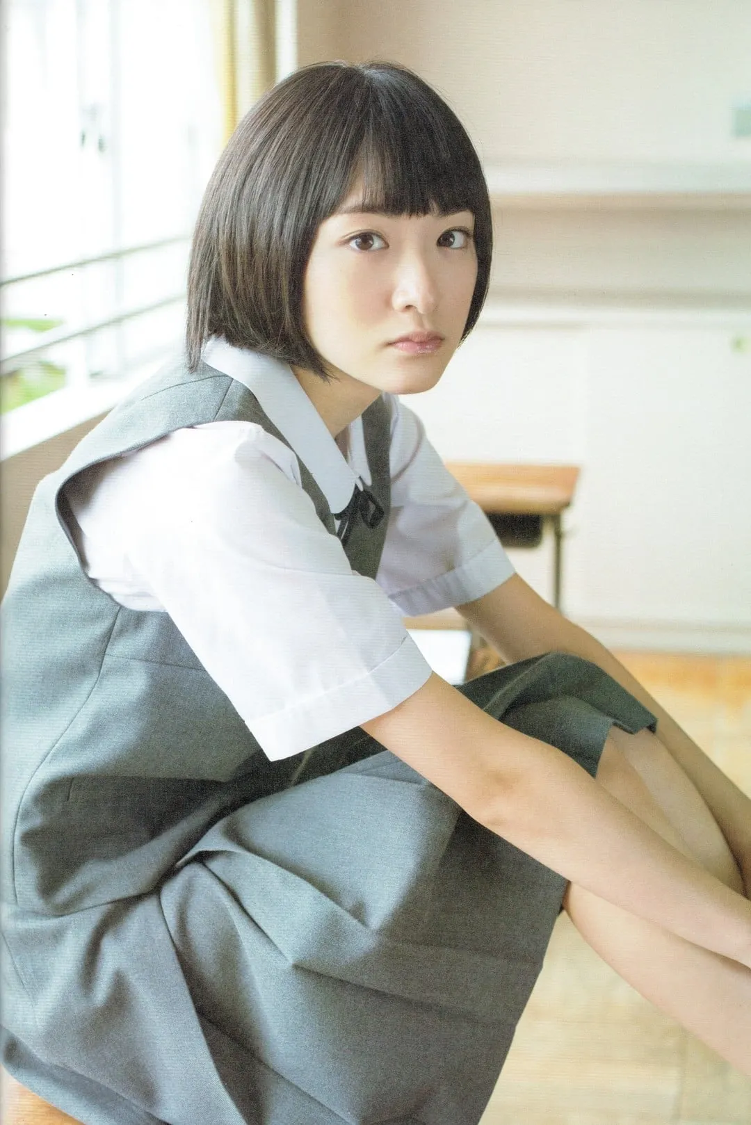 摄影作品整理|写真集与摄影系列归档 室内制服人物坐姿与柔和光线照片