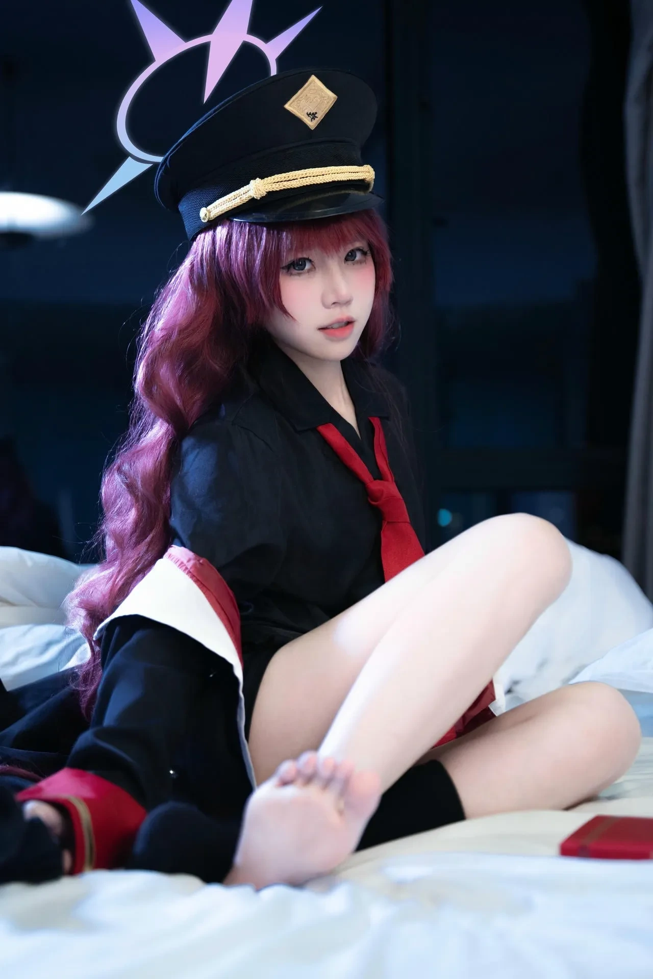 COS作品整理与视觉主题合集归档 深色制服与红色配色角色造型照片