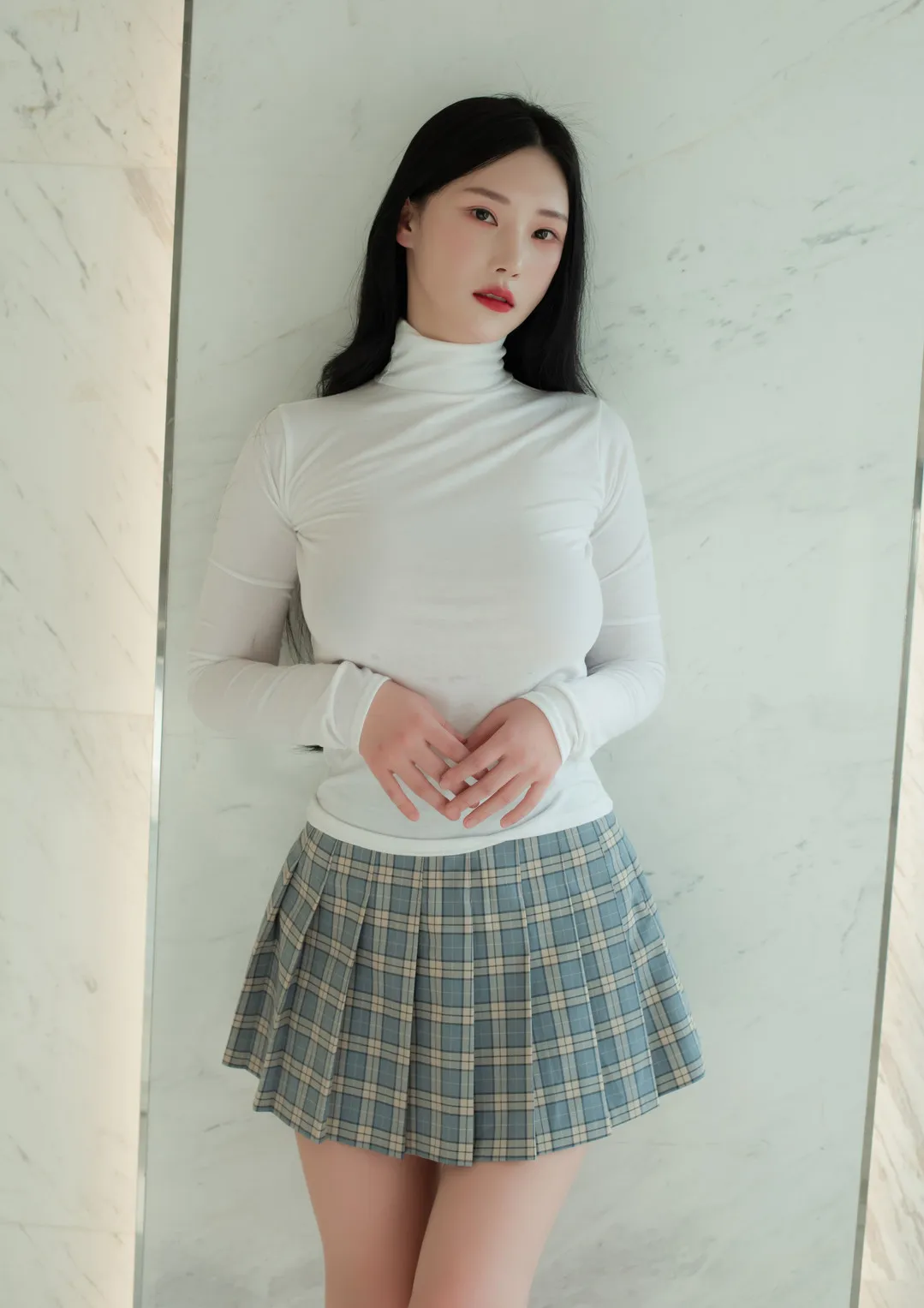 摄影系列作品归档整理 白色上衣与格纹裙搭配的人像照片