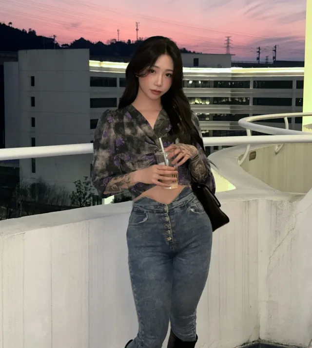 摄影系列归档 短发刘海与黑白服装近景写真