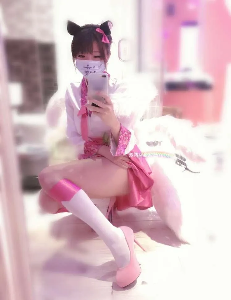 喵影集摄影系列归档 粉白服装坐姿自拍照片