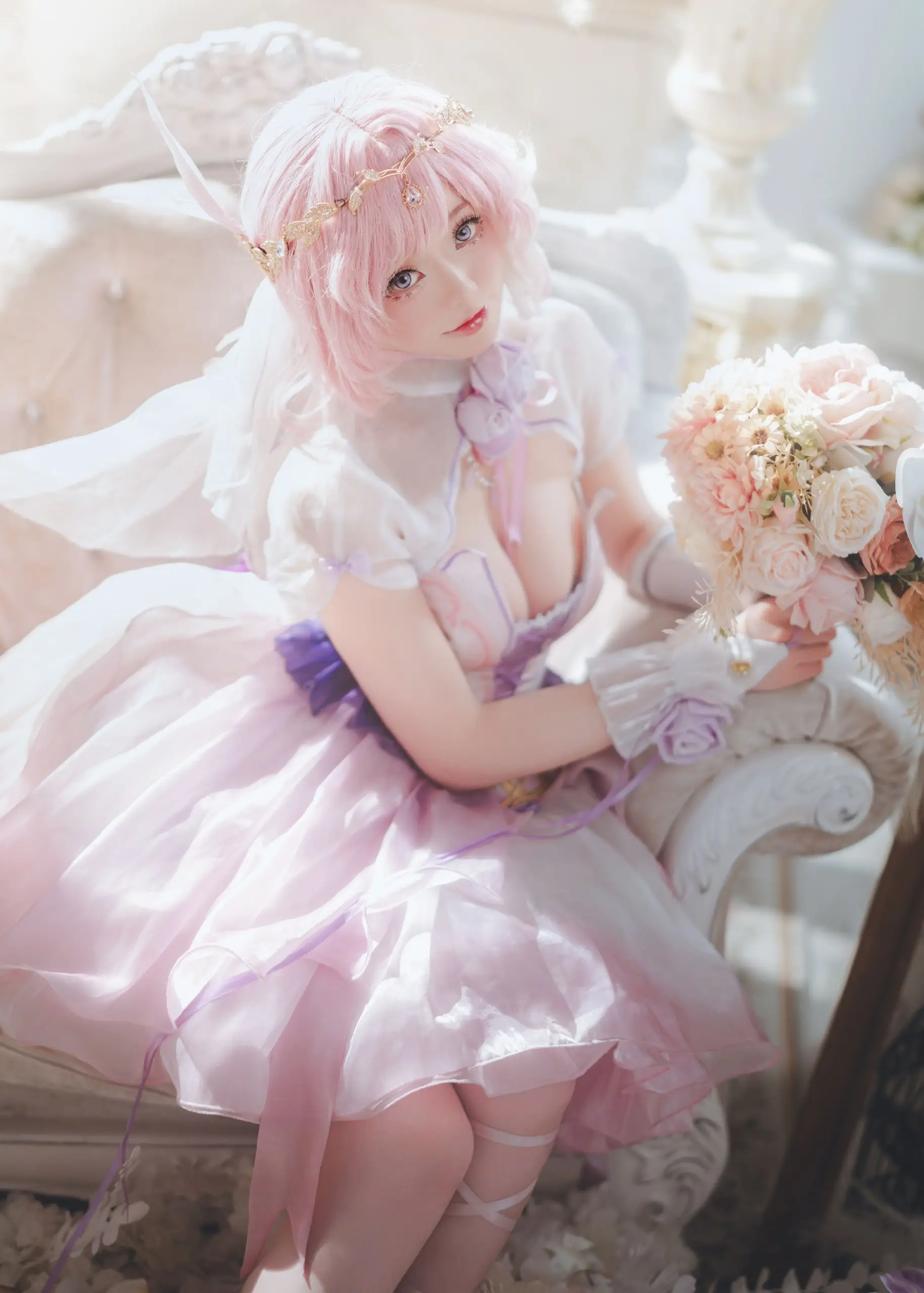 cosplay摄影系列与视觉风格归档 粉色发型搭配浅色角色服装的室内摄影画面