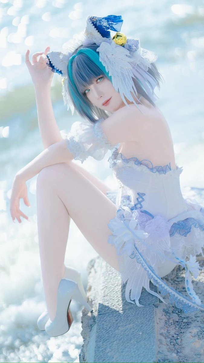 cosplay摄影作品与视觉系列归档 蓝白配色服装与浅色背景中的Cosplay角色写真