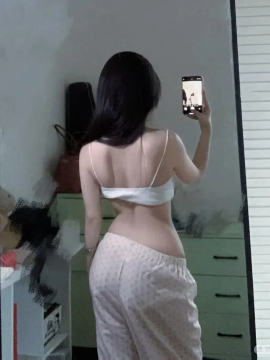 写真作品目录与视觉系列归档 穿白色上衣和浅色裤装进行镜面自拍的室内照片