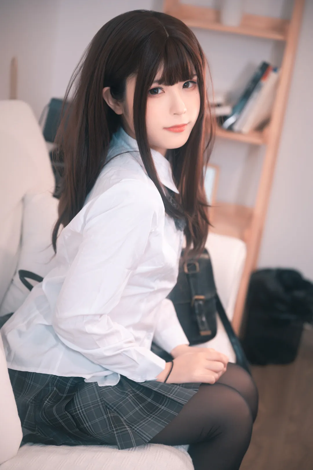 COS摄影系列与写真视觉风格归档 黑色长发搭配白色衬衫与格纹裙的室内造型