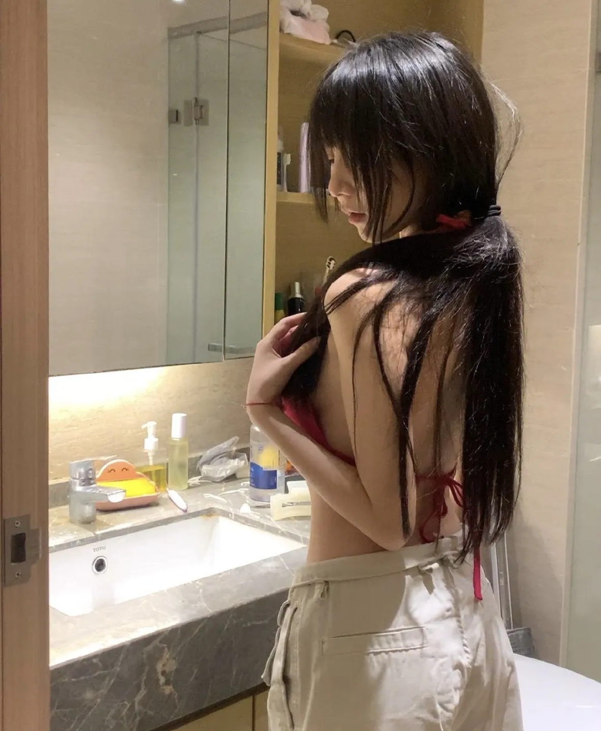 摄影系列视觉导读与作品归档 室内环境中的长发人物侧身造型照片