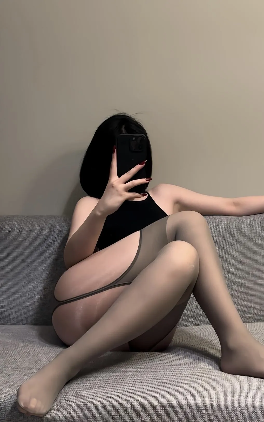 摄影系列视觉归档线索整理 灰色沙发环境中的黑色服装摄影照片