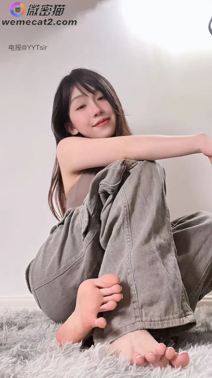 cosplay摄影线索阶段性整理 灰色服装造型照片,室内背景与坐姿构图