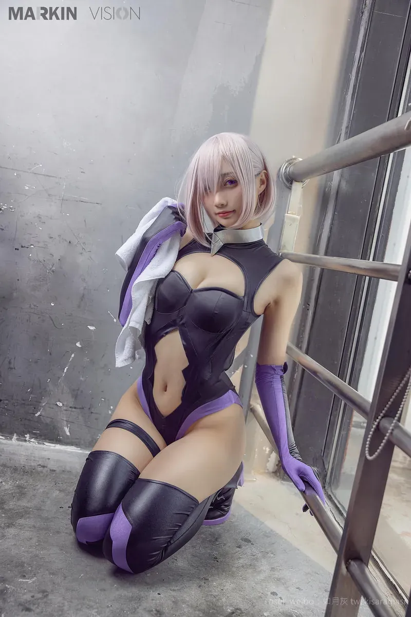 cosplay摄影系列归档 人物穿着紫黑色角色服装并佩戴银白色假发站在楼梯空间中的照片