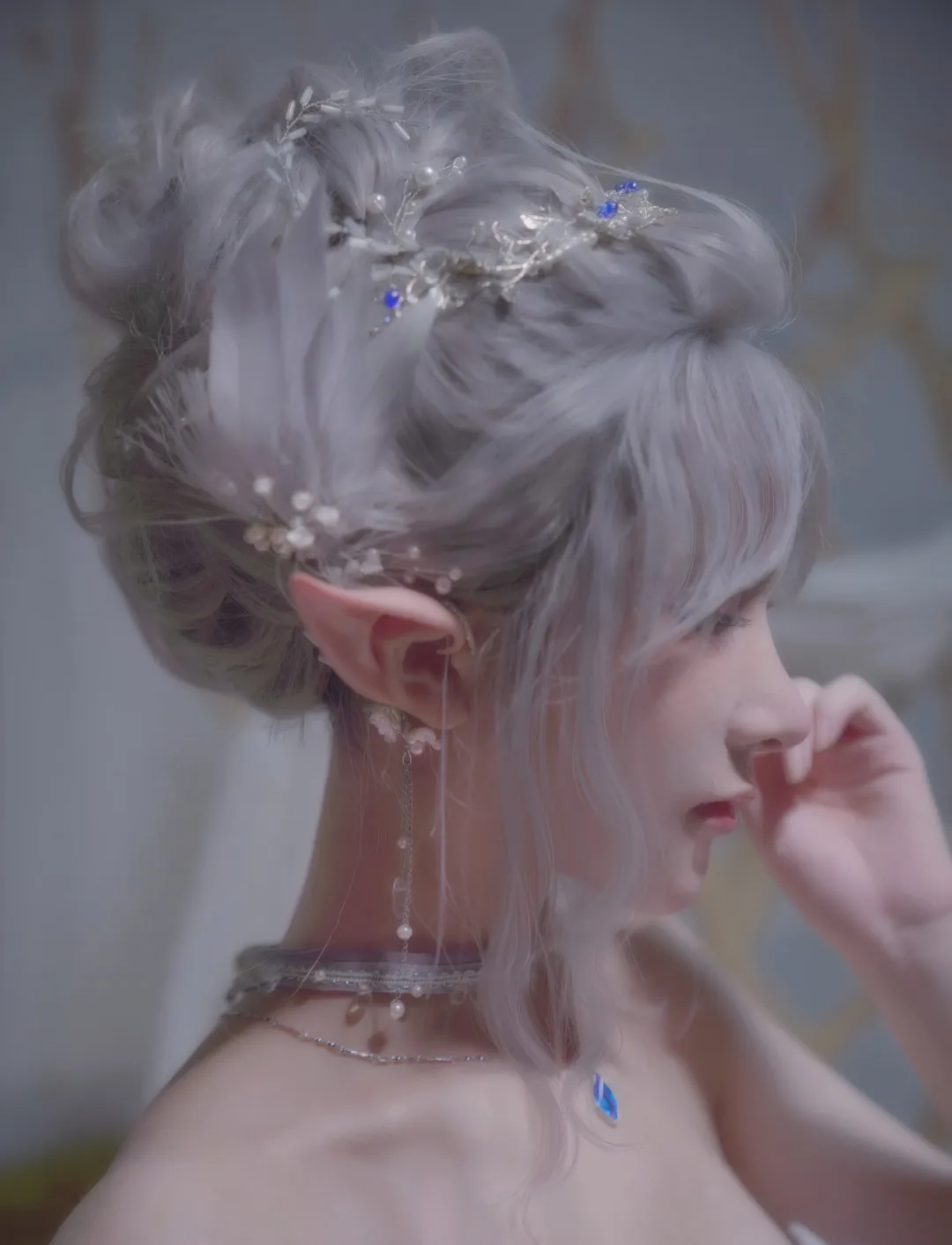 cosplay写真视觉图集归档 白发发型与幻想风格服装近景照片