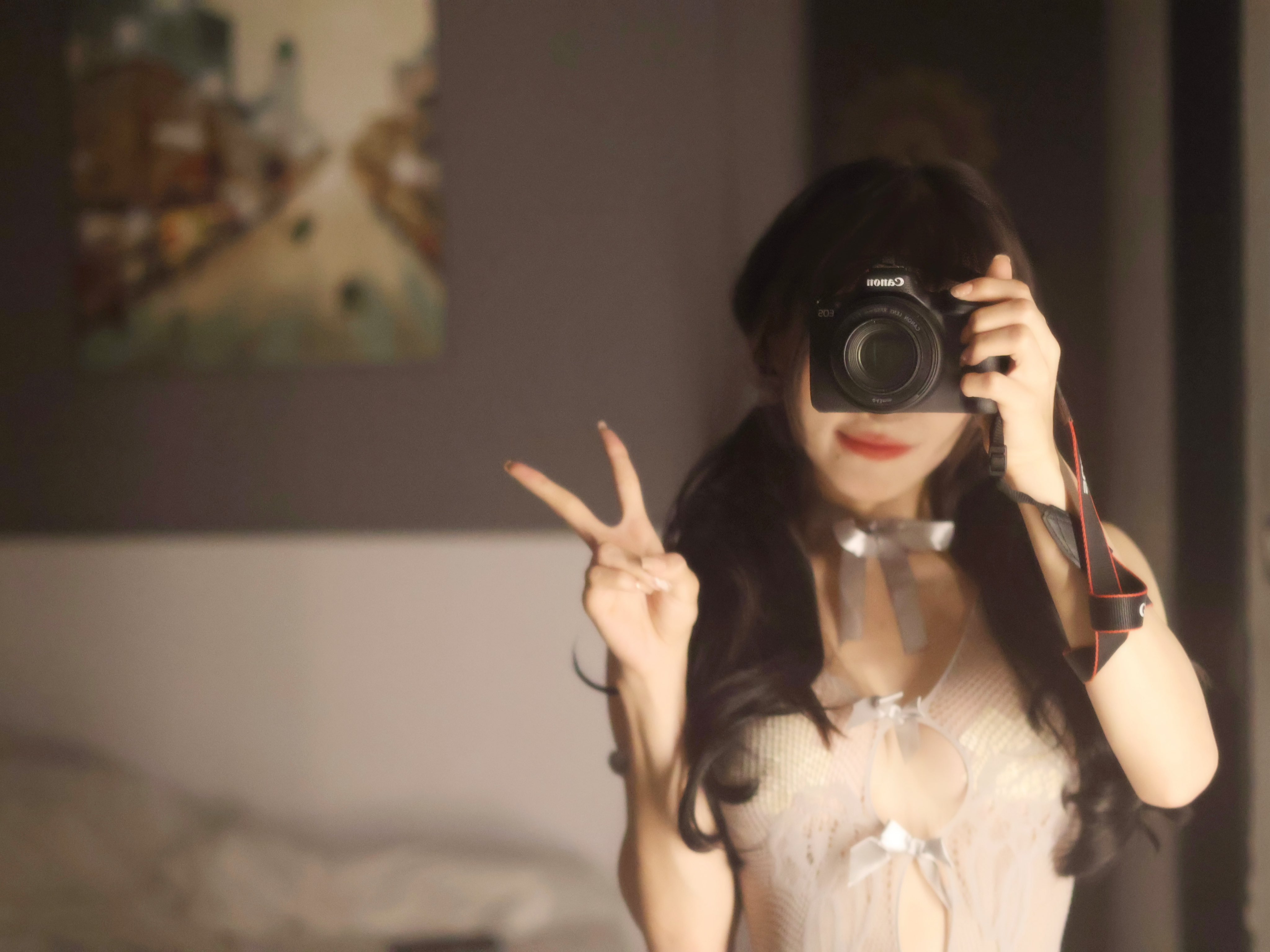 摄影系列线索归档 室内自拍照片,人物手持相机并呈现互动姿态