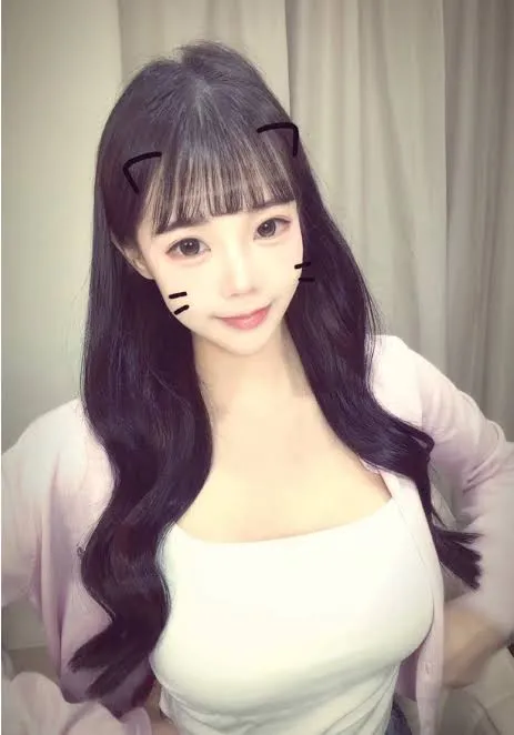 作品机构与系列归档整理 九言Cosplay公开目录线索 九言黑色服装造型照片，红色背景下的角色摄影