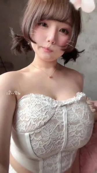 作品机构与系列归档整理 九言Cosplay公开目录线索 九言黑色服装造型照片,红色背景下的角色摄影