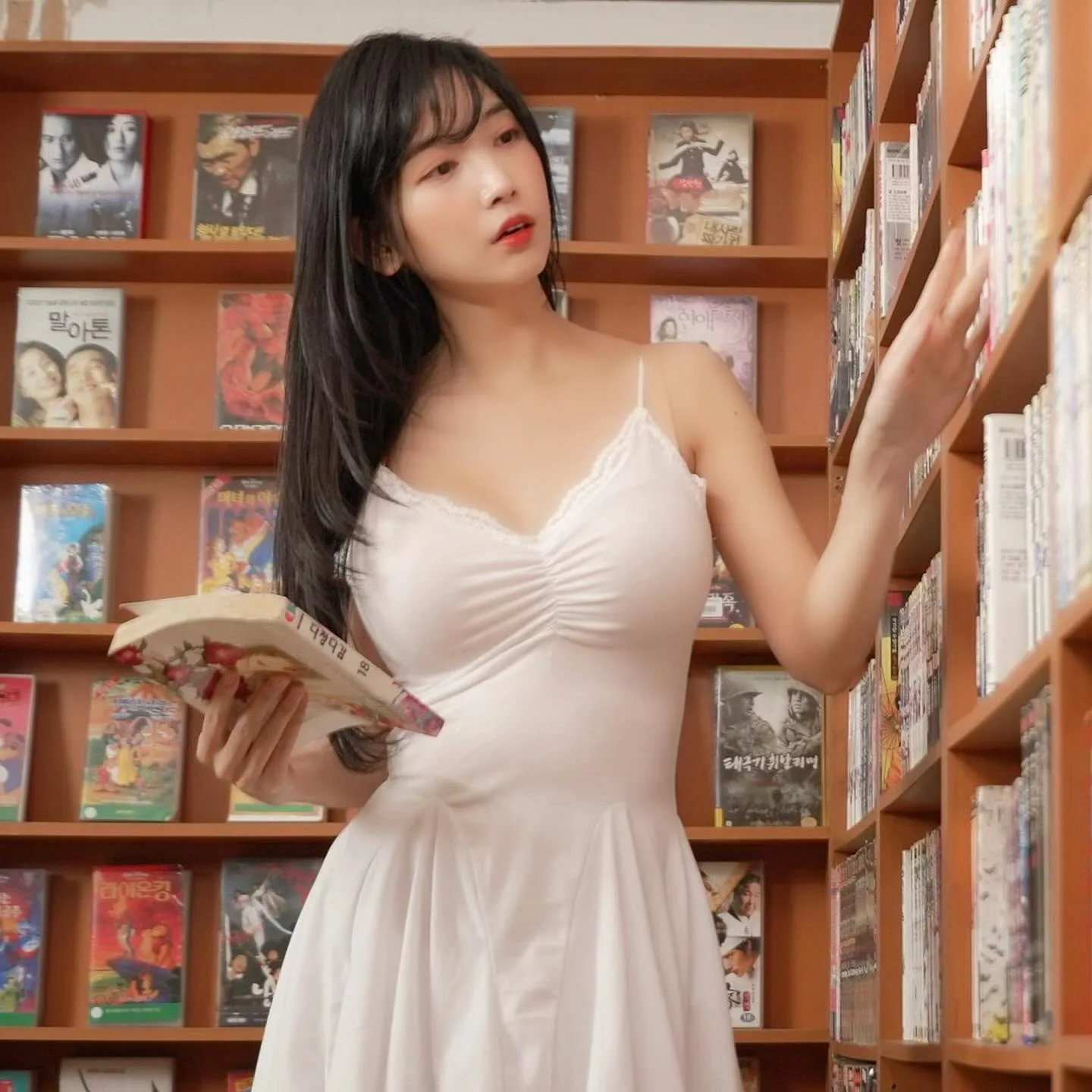 摄影系列作品范围归档 白色服装书架背景写真