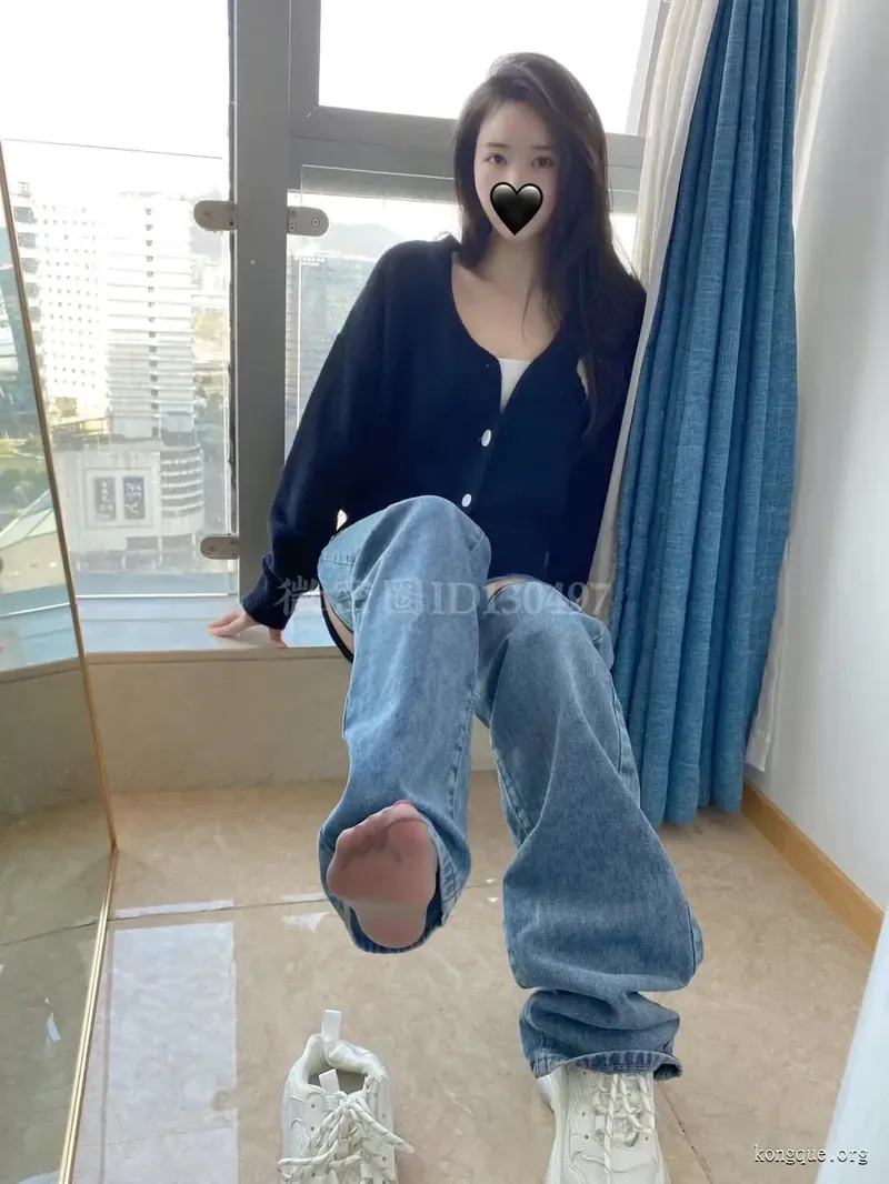 摄影系列作品归档与视觉风格整理 黑色上衣与浅色牛仔裤搭配的室内写真造型