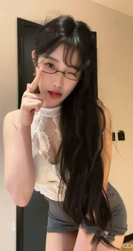 摄影系列线索与作品归档整理 佩戴眼镜的室内姿态照片