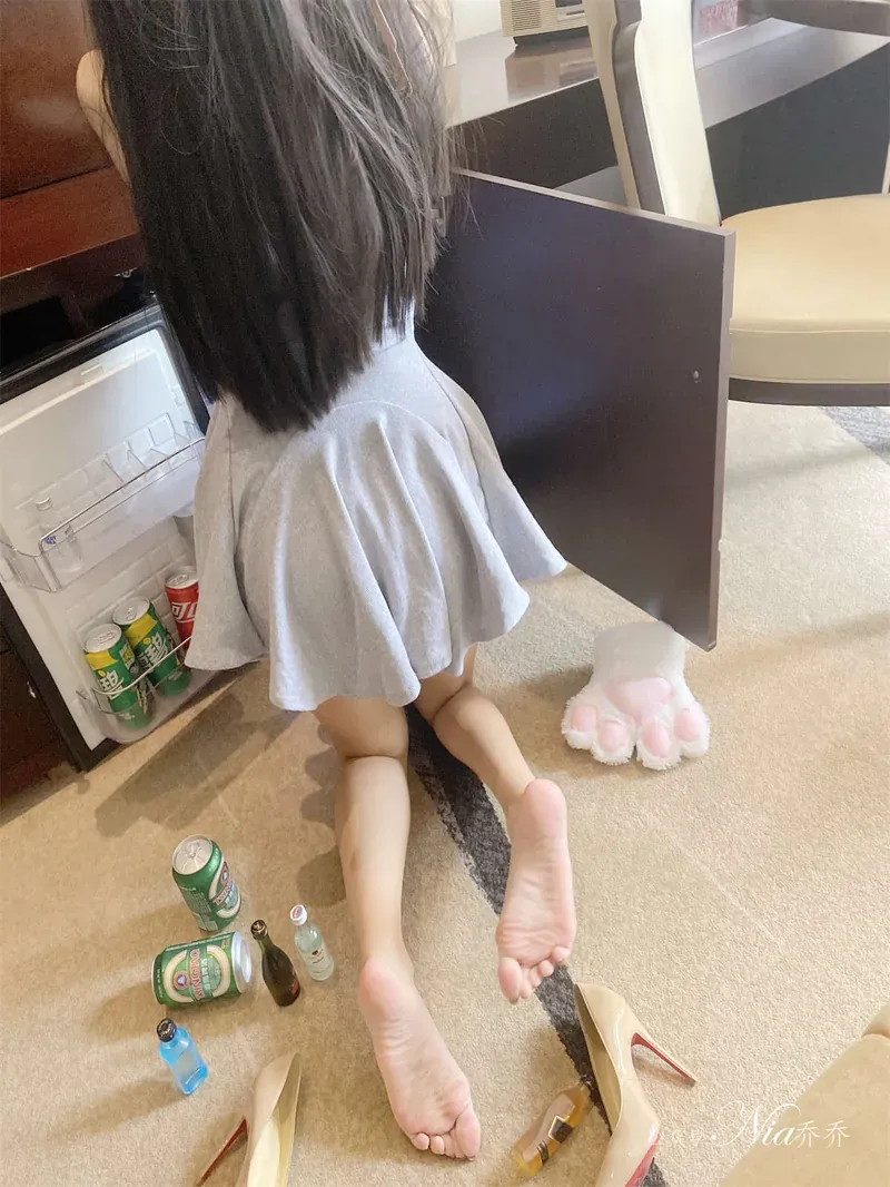 摄影系列视觉导读与作品归档 室内环境中人物背影姿态和空间构图