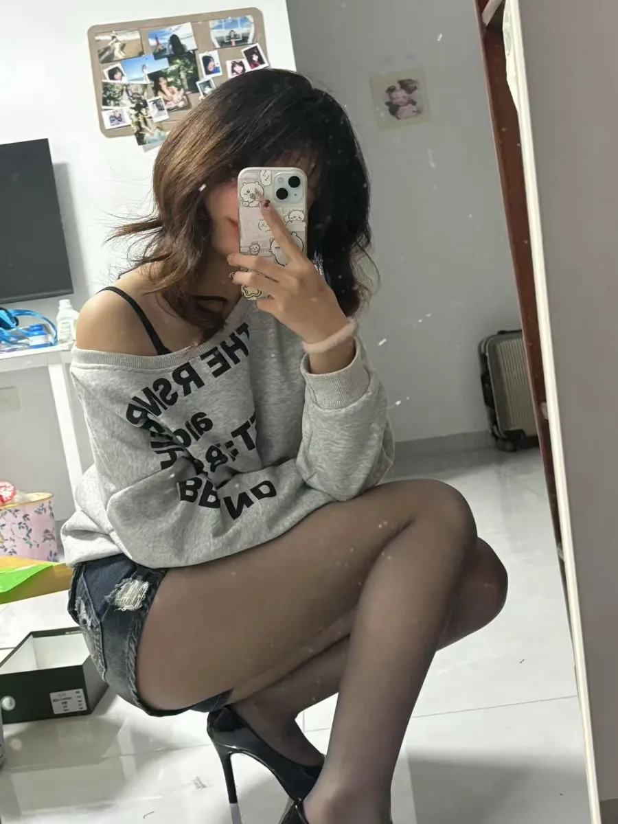 摄影系列与作品归档 室内自拍照片,深色发型与休闲服装造型