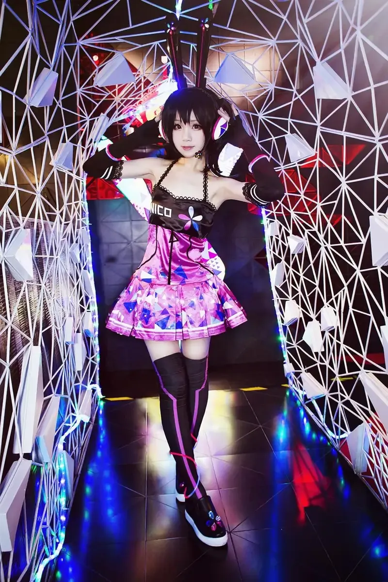 cosplay写真视觉系列归档 黑色短发角色造型搭配紫色服装站在灯光装置空间中