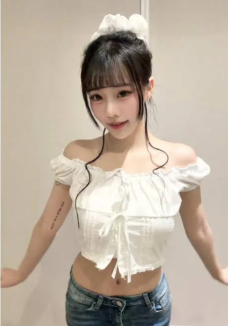 作品机构与系列归档整理 九言Cosplay公开目录线索 九言白色服装造型，明亮背景中的室内写真
