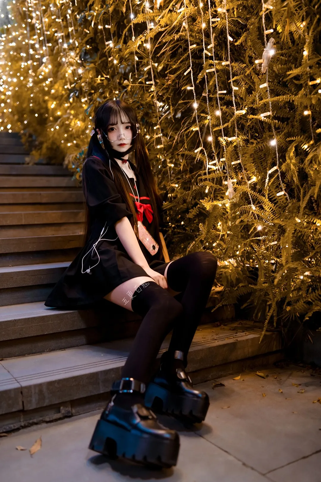 cosplay摄影作品与系列视觉归档 黑色服装与户外灯光背景摄影
