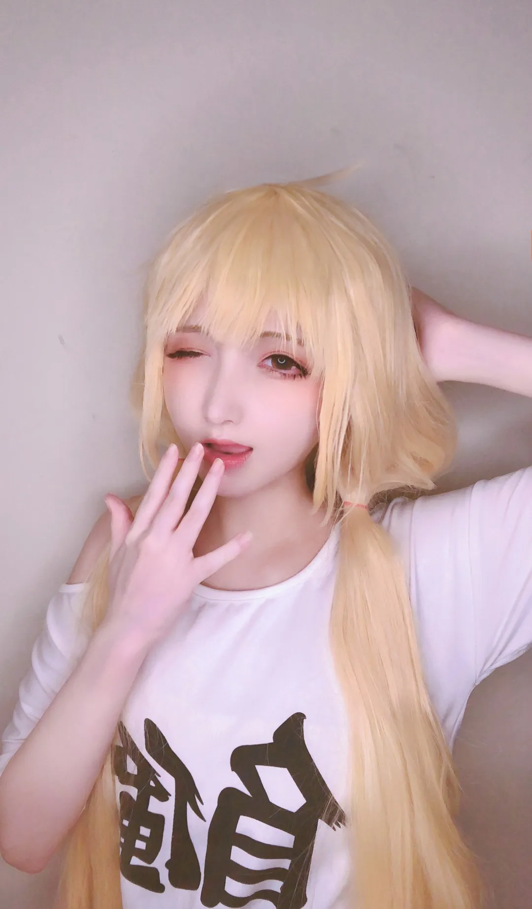 cosplay写真视觉图集归档 金色长发与白色服装角色照片