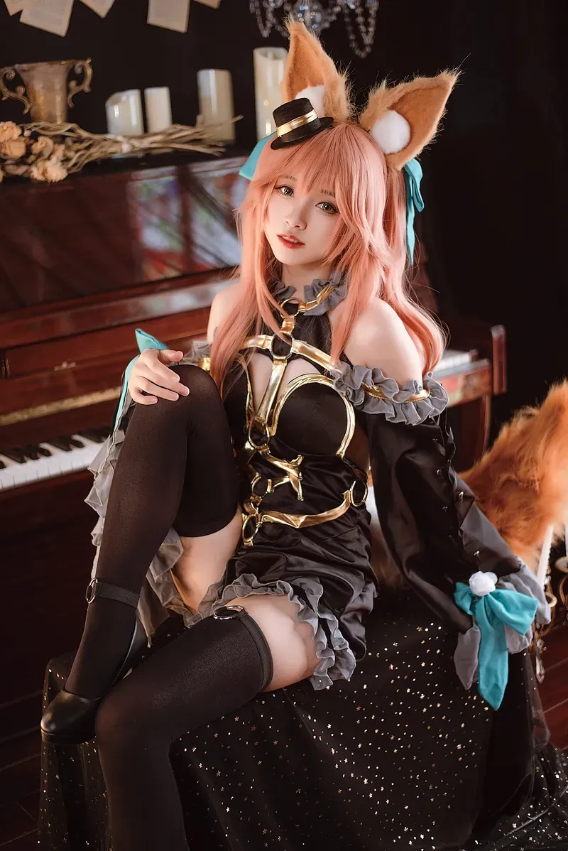 cosplay 摄影系列作品归档 粉色长发搭配动物耳饰的黑色角色服装造型