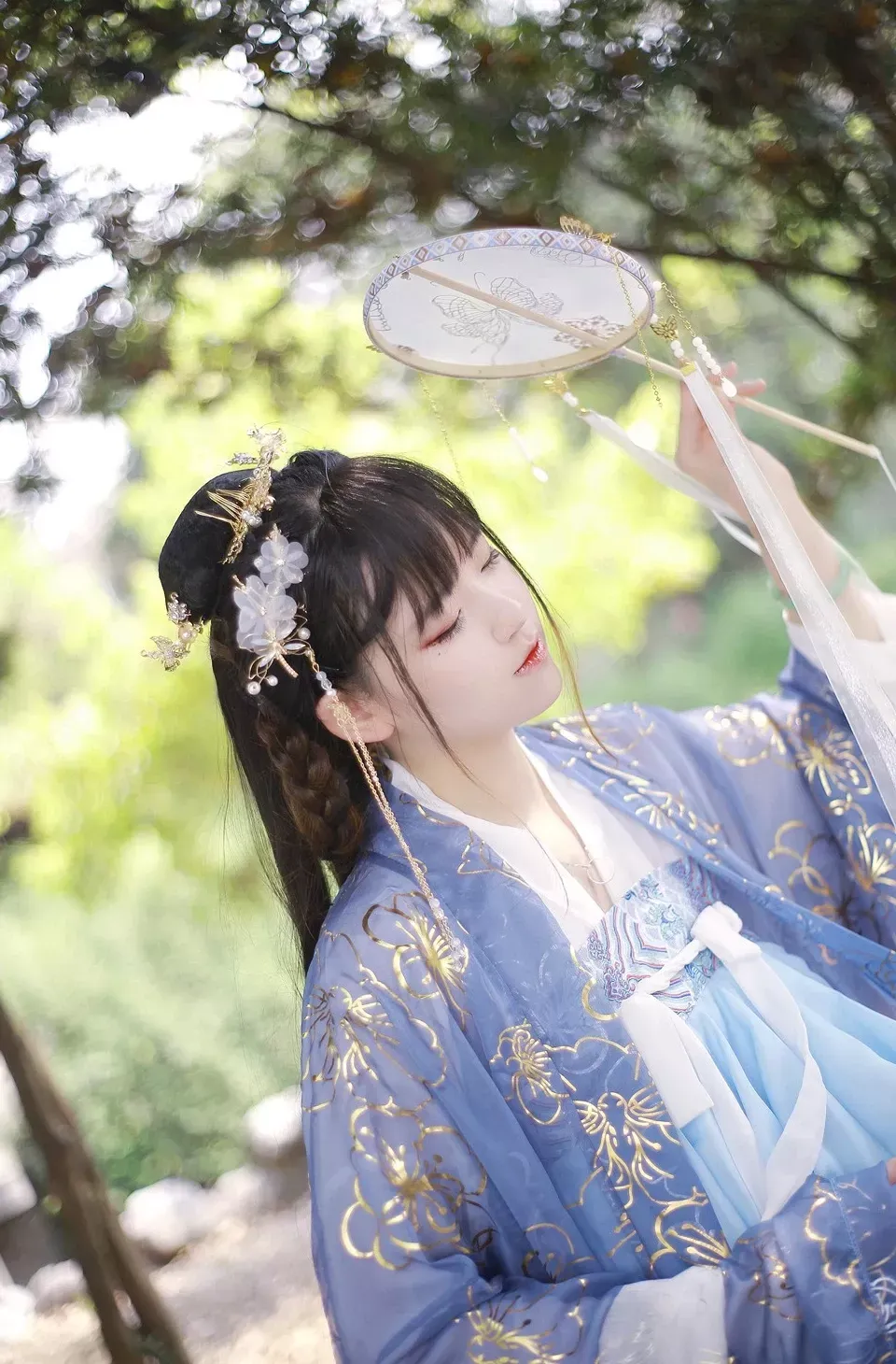 YouMi尤蜜摄影系列与多题材作品归档 蓝色古风服饰、发簪花饰与团扇组成的户外人像造型