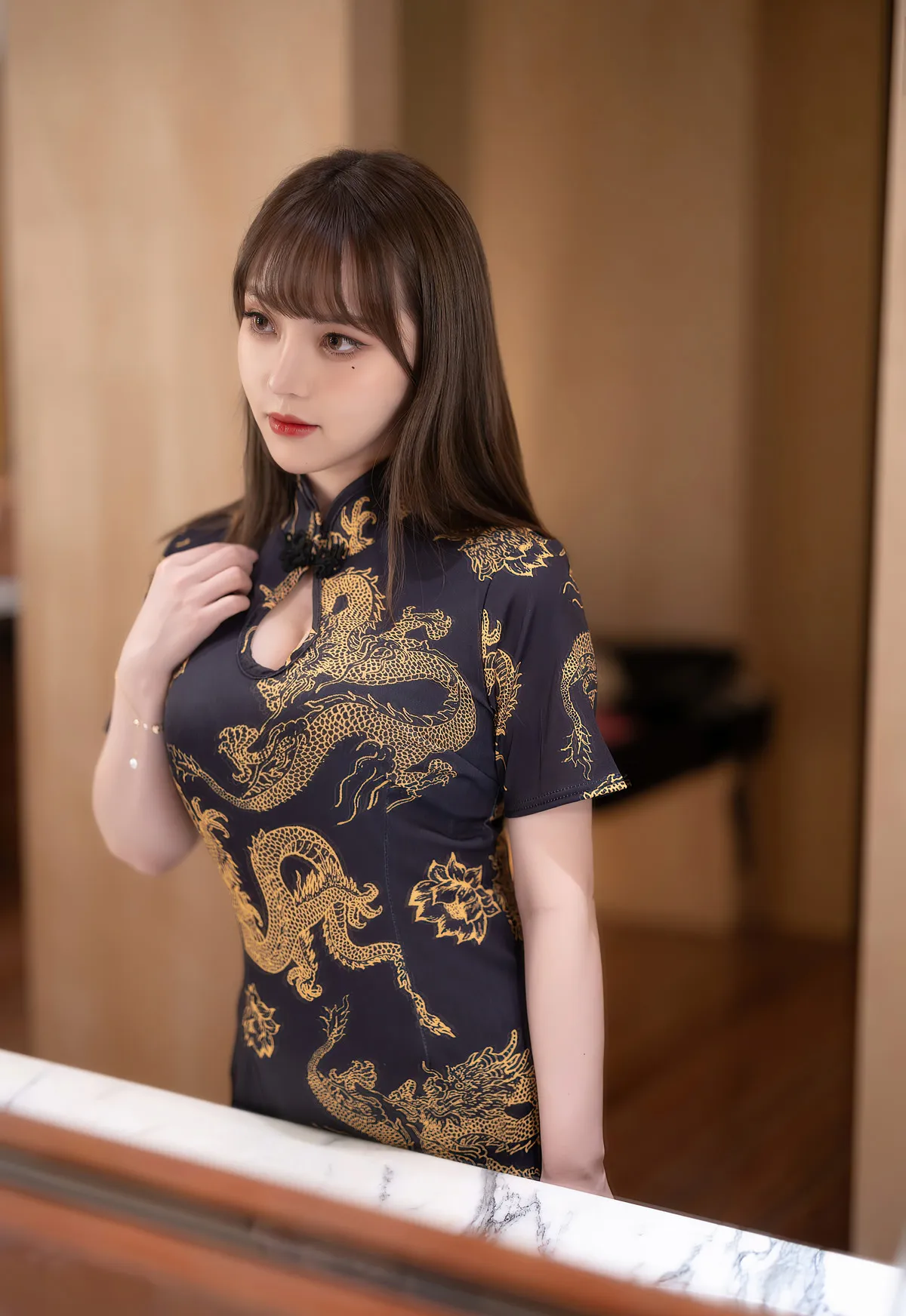 摄影系列作品归档与视觉风格整理 深色纹样服装长发造型人像