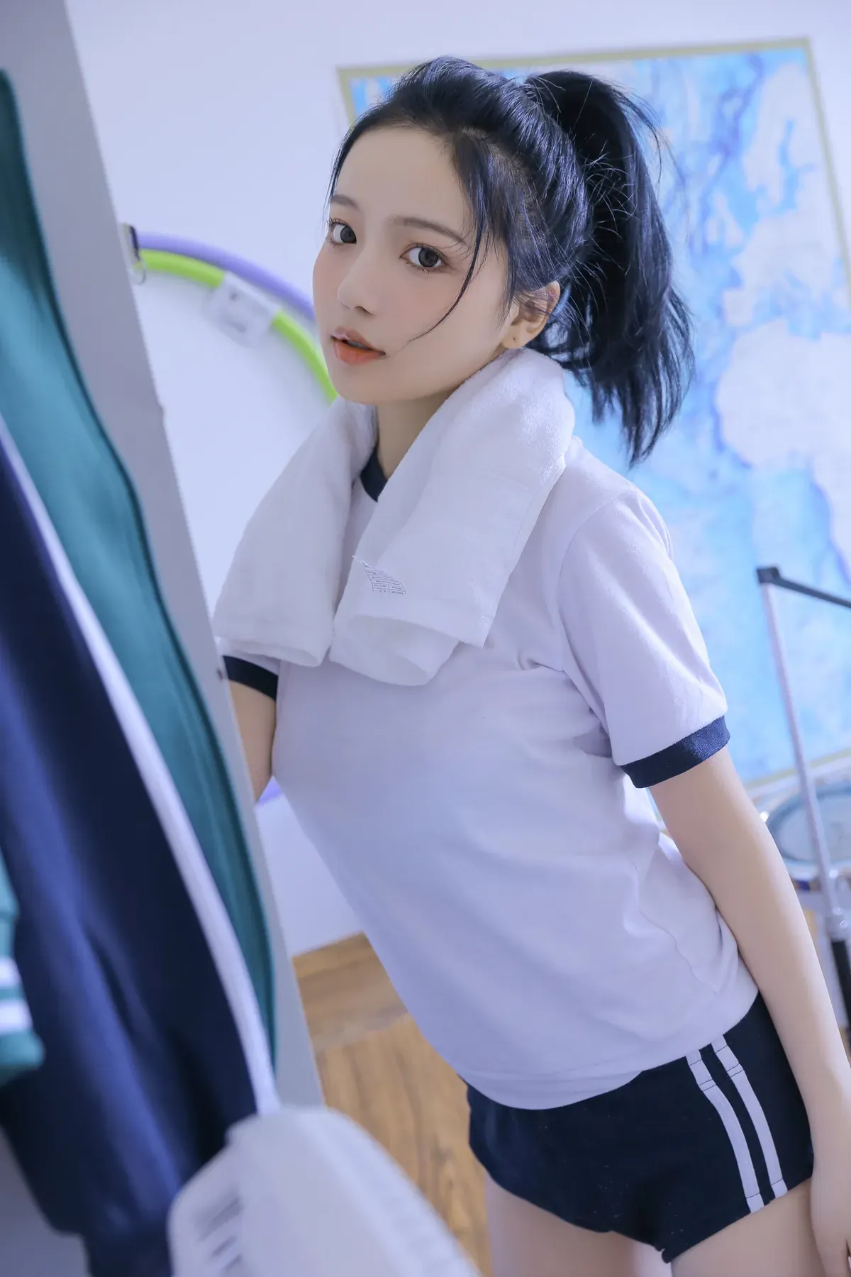 写真视觉系列与作品归档整理 白色服装室内近景写真