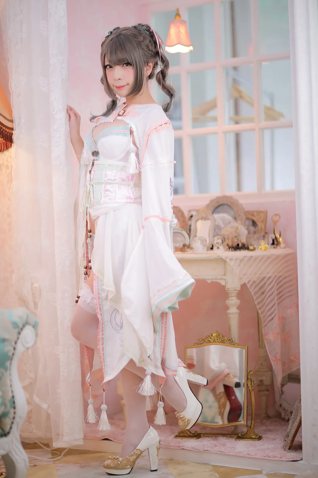 摄影系列视觉归档与作品范围整理 浅色室内空间中的白色服装造型写真