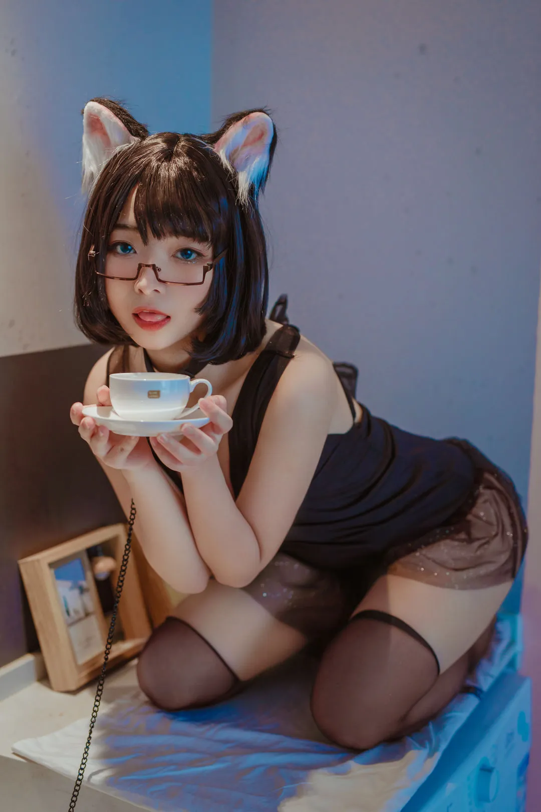 摄影系列线索整理与作品归档 短发猫耳造型写真，黑色服装与室内光线
