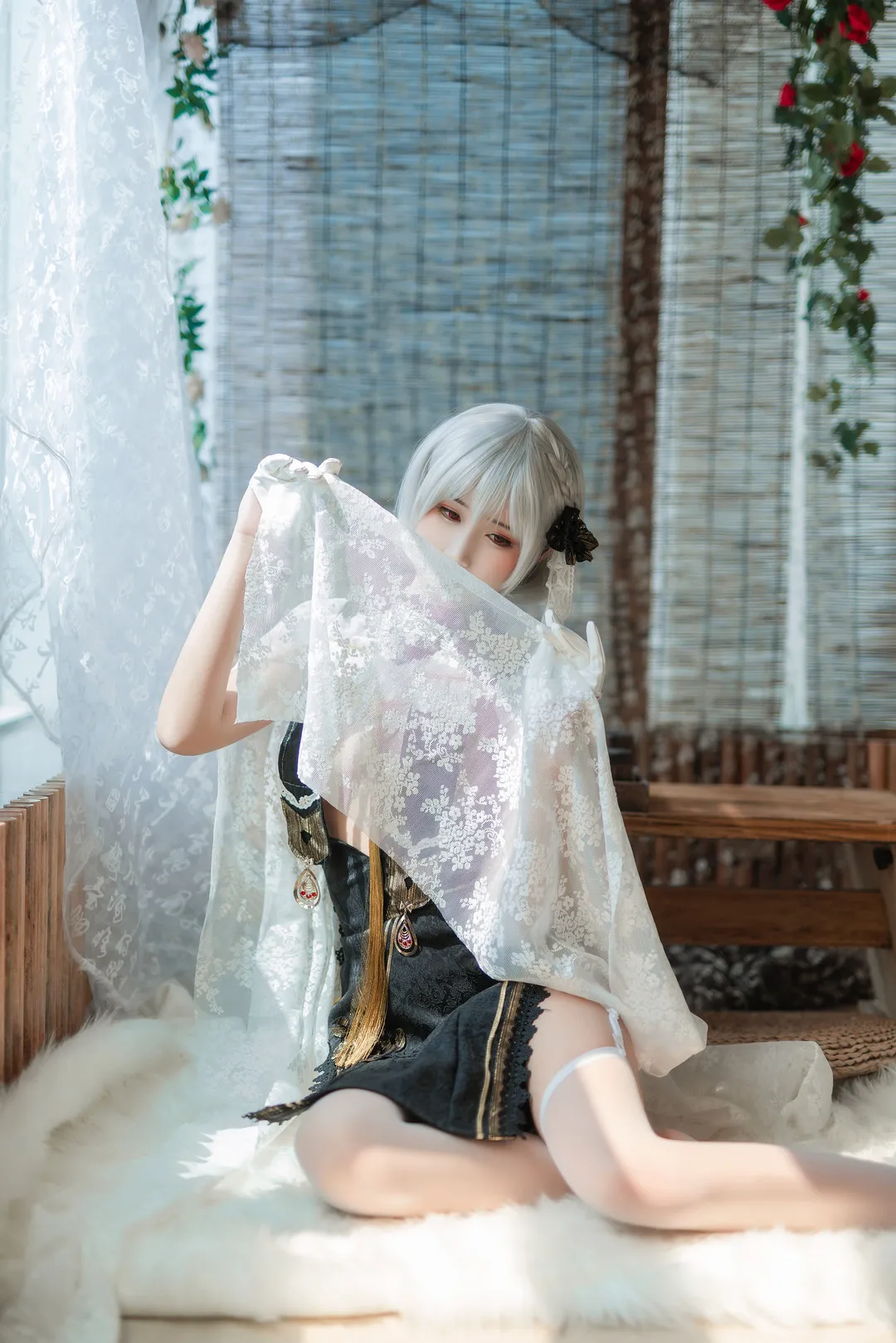 摄影系列作品归档与视觉风格记录 白发造型搭配白色蕾丝布料和黑色服装的室内写真