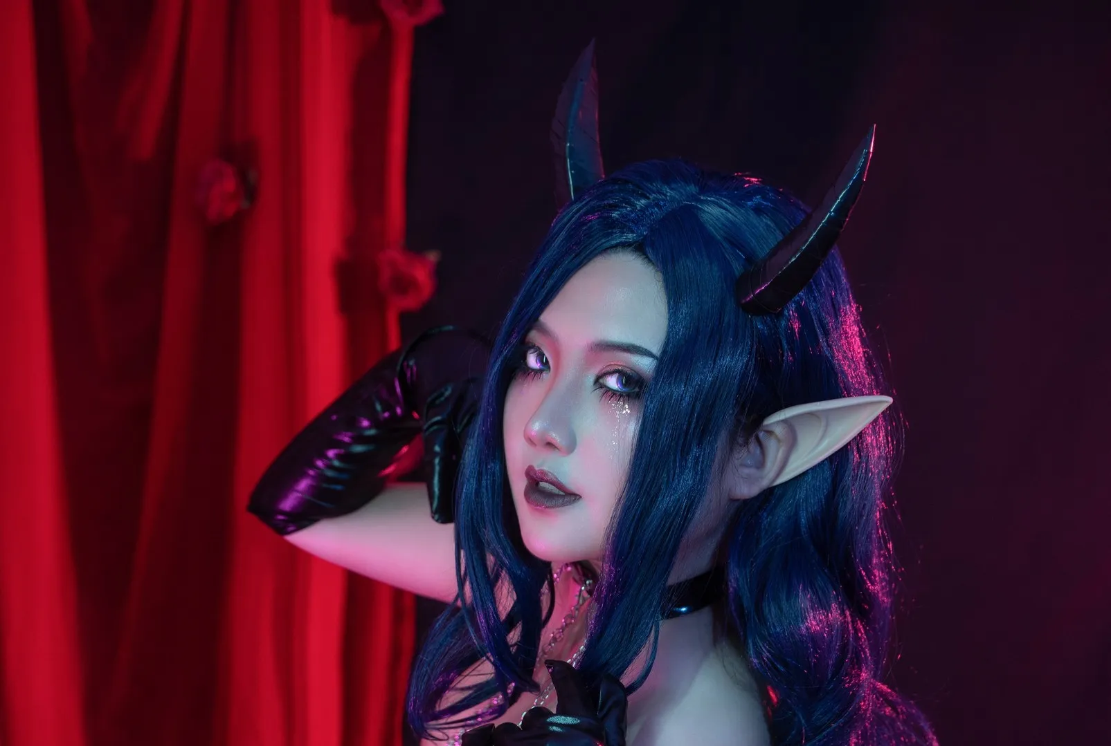 cosplay 摄影系列视觉图集归档 蓝黑色长发与角形头饰搭配深色服装的角色造型照片