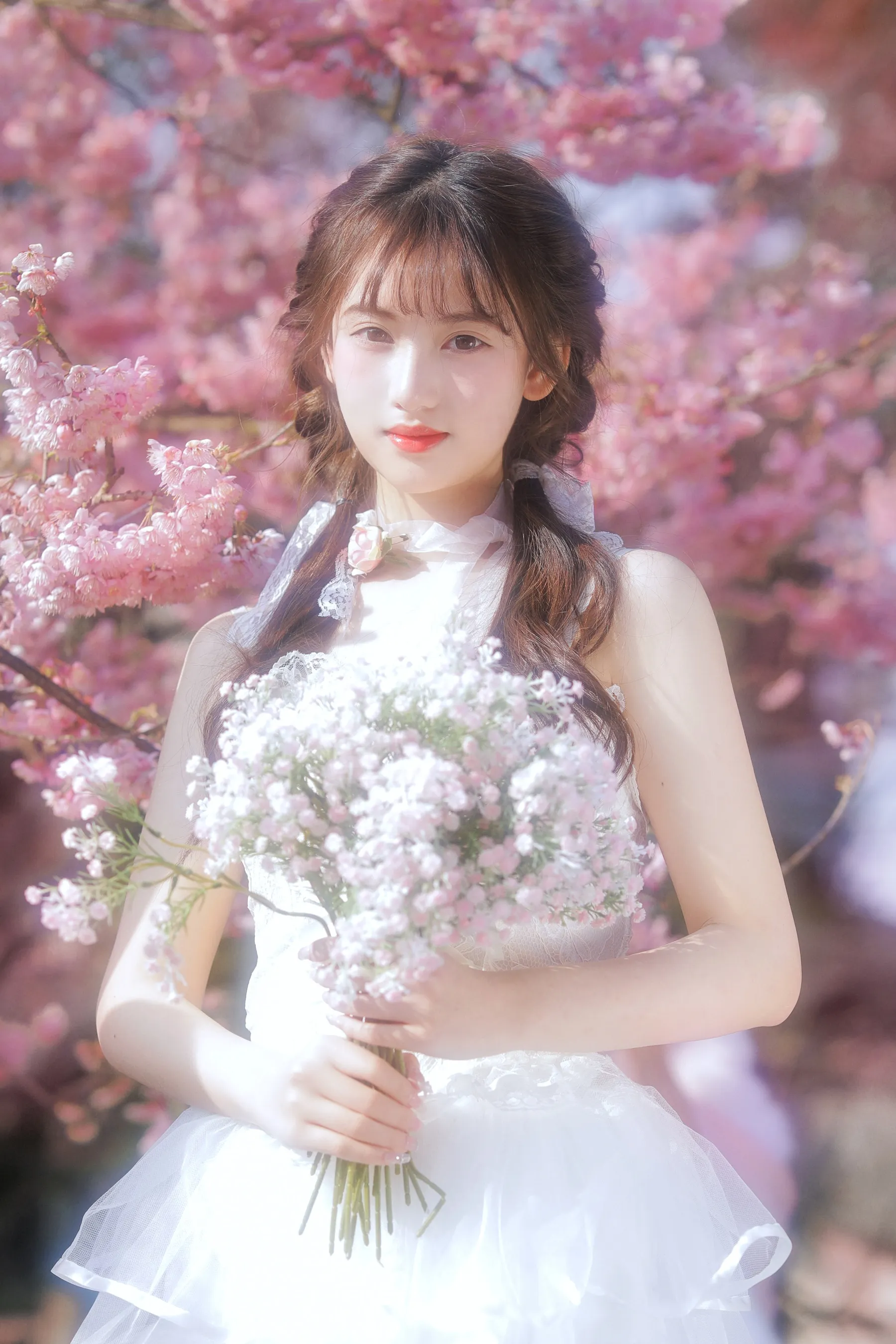 写真系列作品归档与视觉风格整理 白色服装与花卉背景写真风格