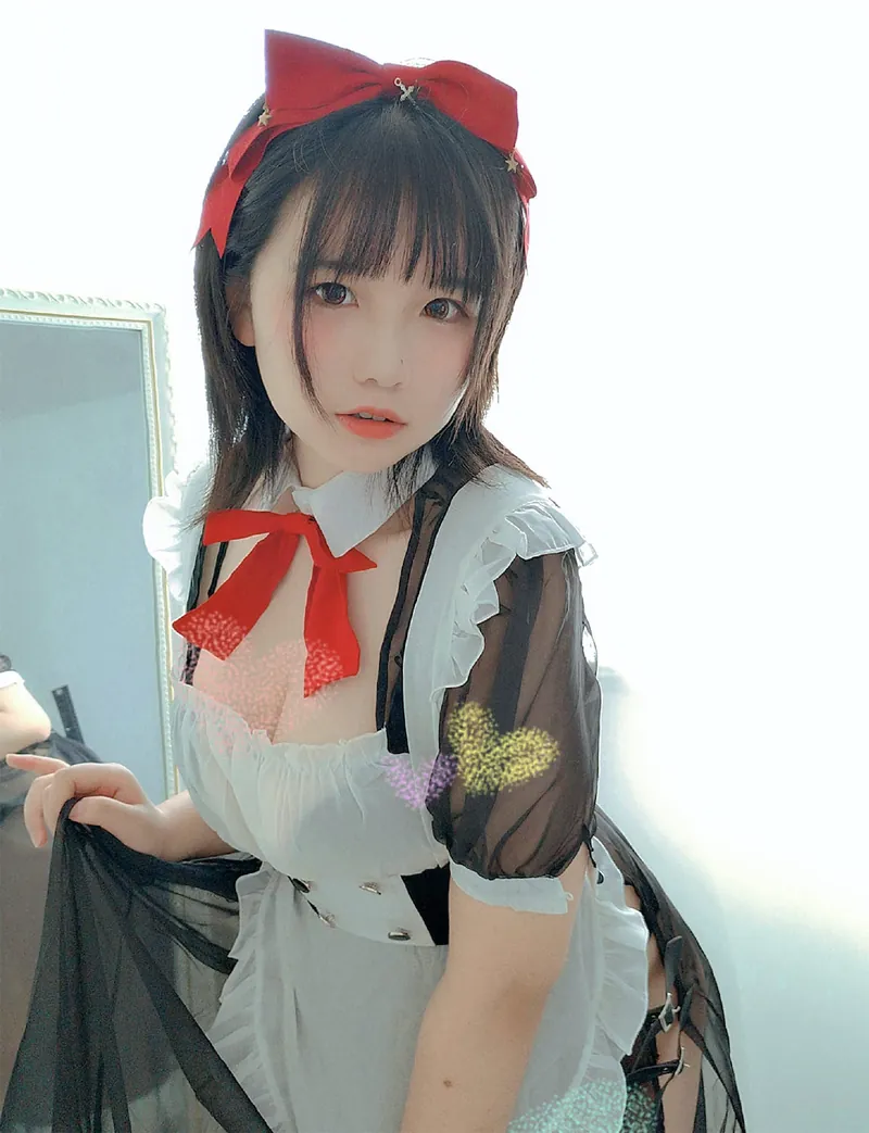 摄影系列线索与作品归档整理 室内角色造型照片，红色头饰与黑白服装搭配