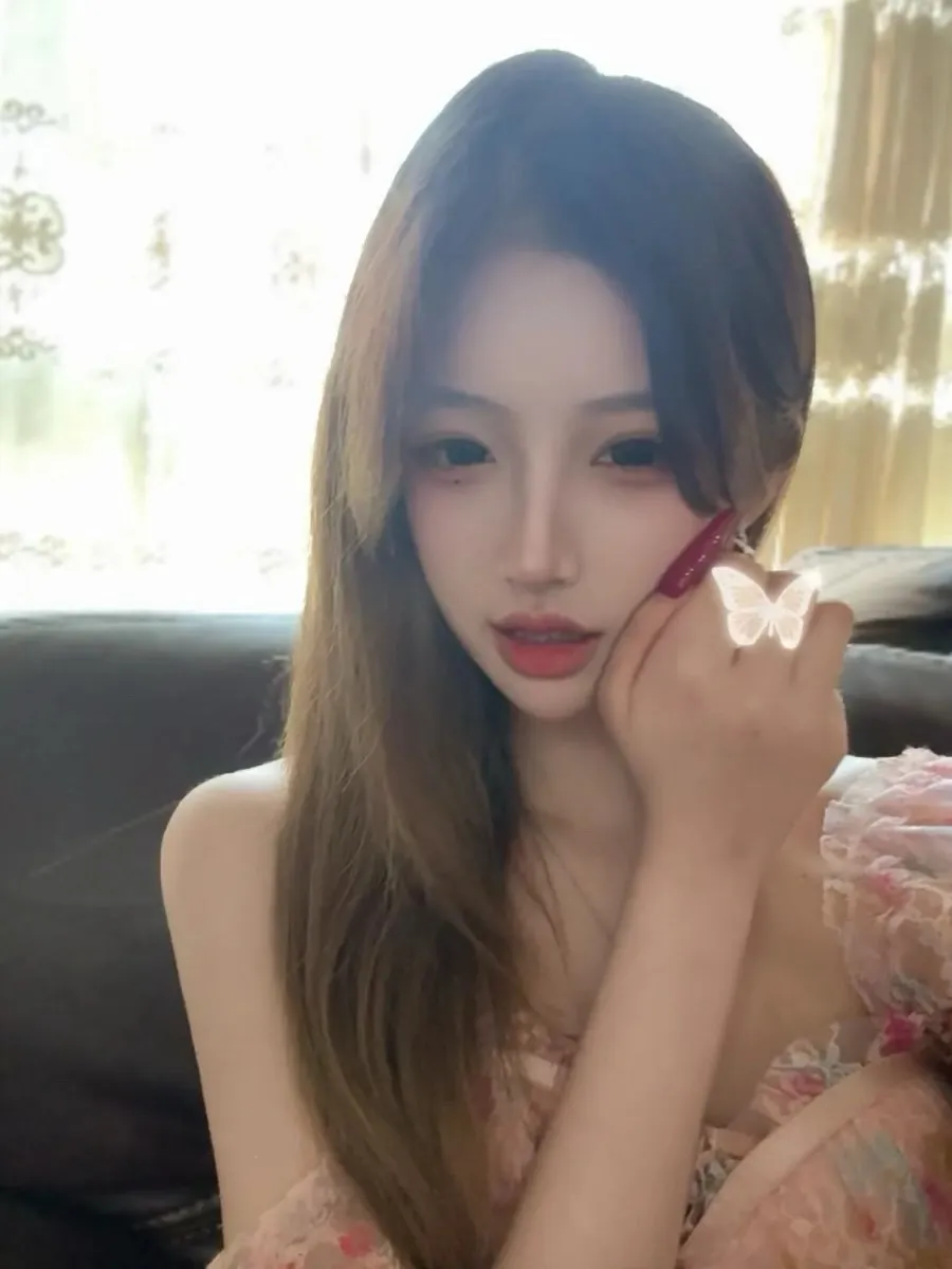 摄影系列线索整理与作品归档 长发室内造型与浅色服装图片