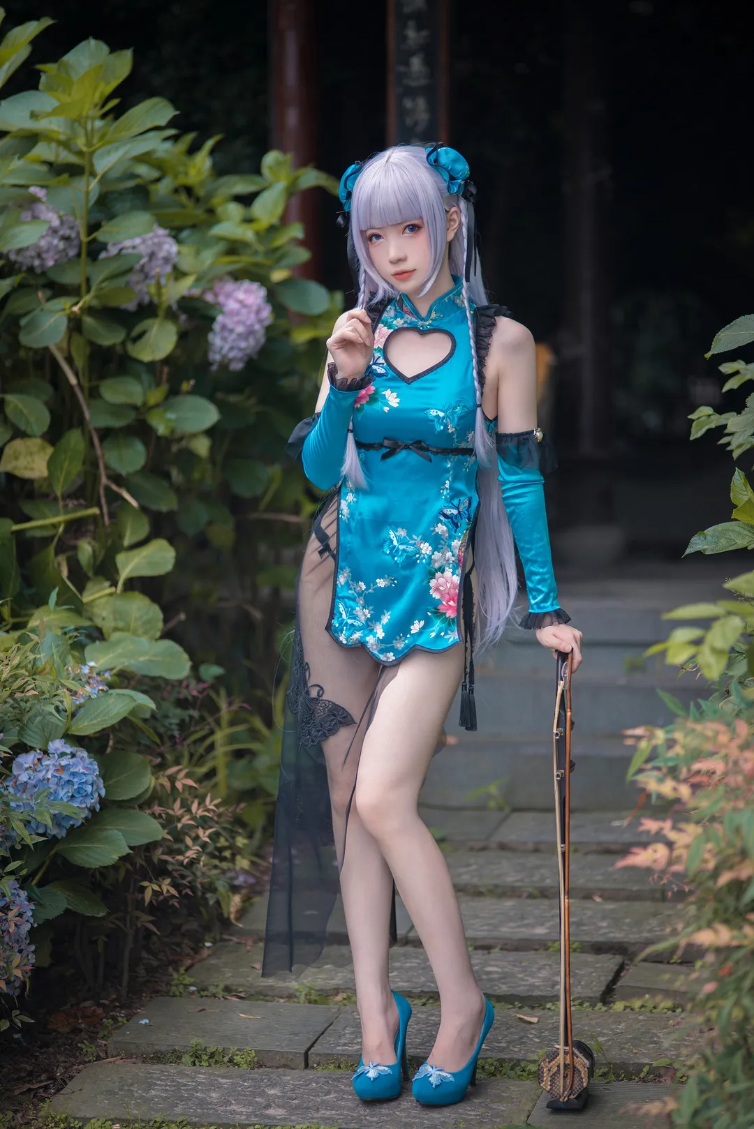 cosplay摄影系列归档 人物穿着蓝色传统风格服装站在庭院小路中的照片